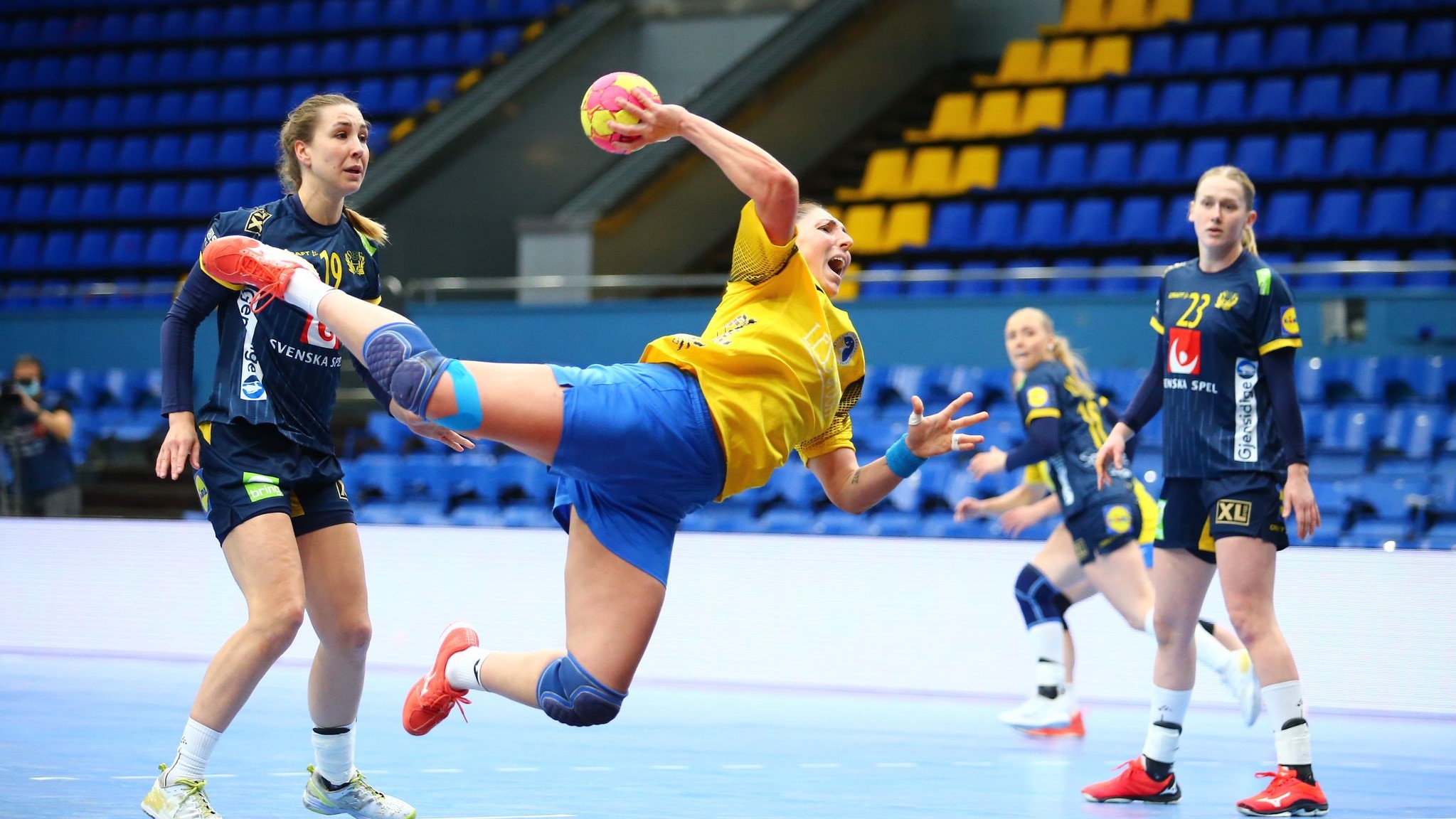 Сборная Украины по гандболу уступила Швеции
