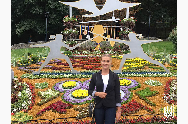 Ольга Харлан приняла участие в открытии цветочной инсталляции о фехтовании